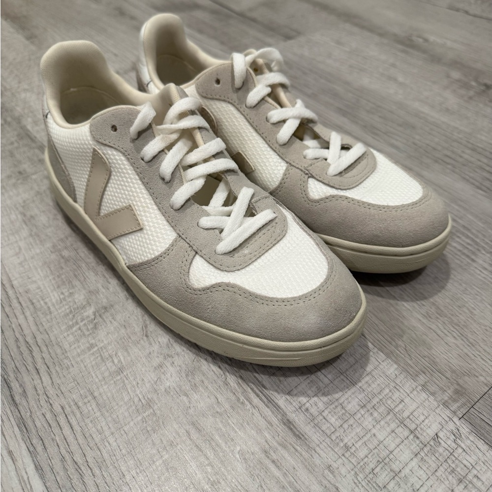 Women’s Vejas (Size 8.5)